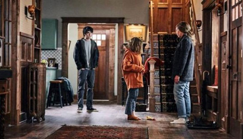 Hereditary. Annie with children Charlie and Peter.